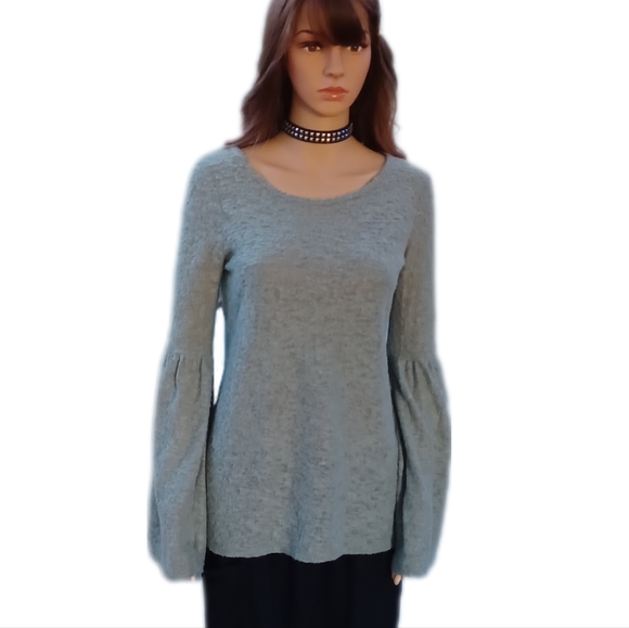 *SOLD*Andree' oversized S bell sleeve top fits S/M - Picture 2 of 5
